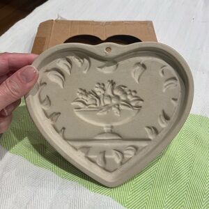 Vintage The Pampered Chef Heart-Shaped Stoneware Mold - Cream